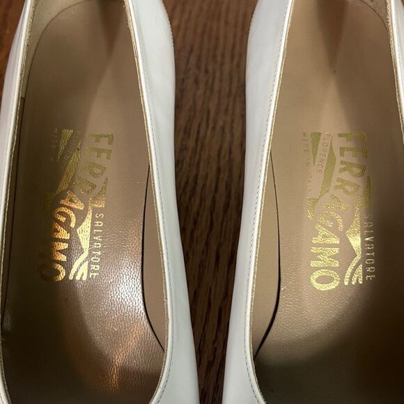 SALVATORE FERRAGAMO VTG Navy and White Block Heel Pumps size 7.5 B - Picture 5 of 9